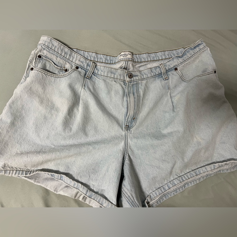 Plus size Abercrombie & fitch light wash denim high rise loose shorts size 36 22
